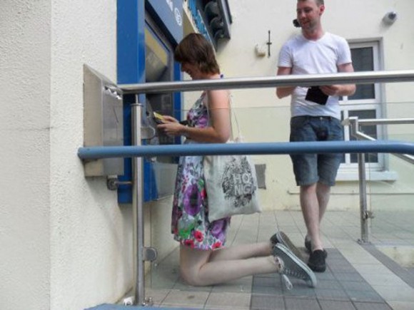 ATM nízko.jpg
