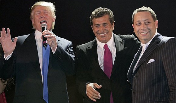 Photo : The orange puppet with mafian Tevfik Arif (centre) and Felix Sater (right).<br />Foto : Oranžová loutka a ruská mafie Tevfik Arif a Felix Sater