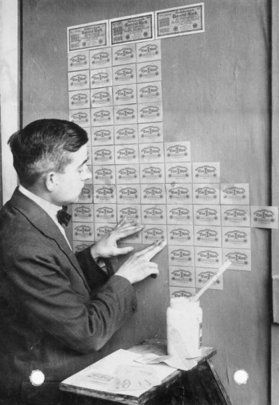 Weimar_Inflation,_Tapezieren_mit_Geldscheinen.jpg